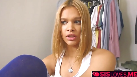 Sexy blonde does a sexy girl