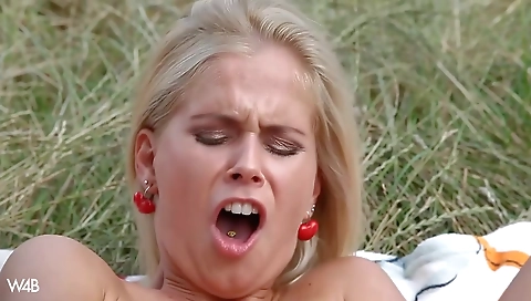 Sexy girl fucks with a sexy sex