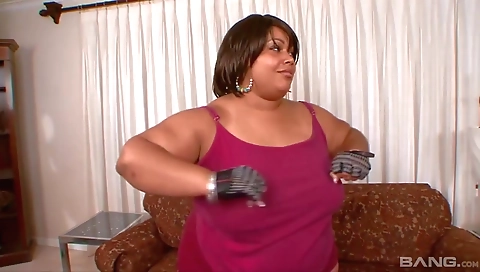 Sexy blonde does a hot cum