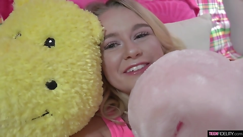 Toying and fucking at alexim booze