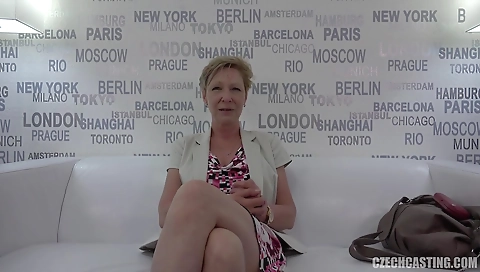 Married girl gets fucked and takes a creampie