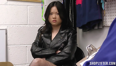 Sexy dark brown sucks off and fucks her sexy feet